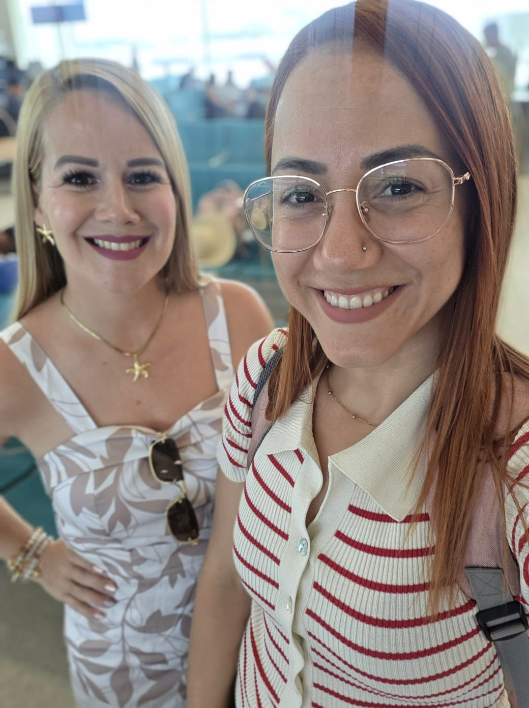 Yasmary Ortiz junto a Mariluz; Yasmary es la mujer rubia