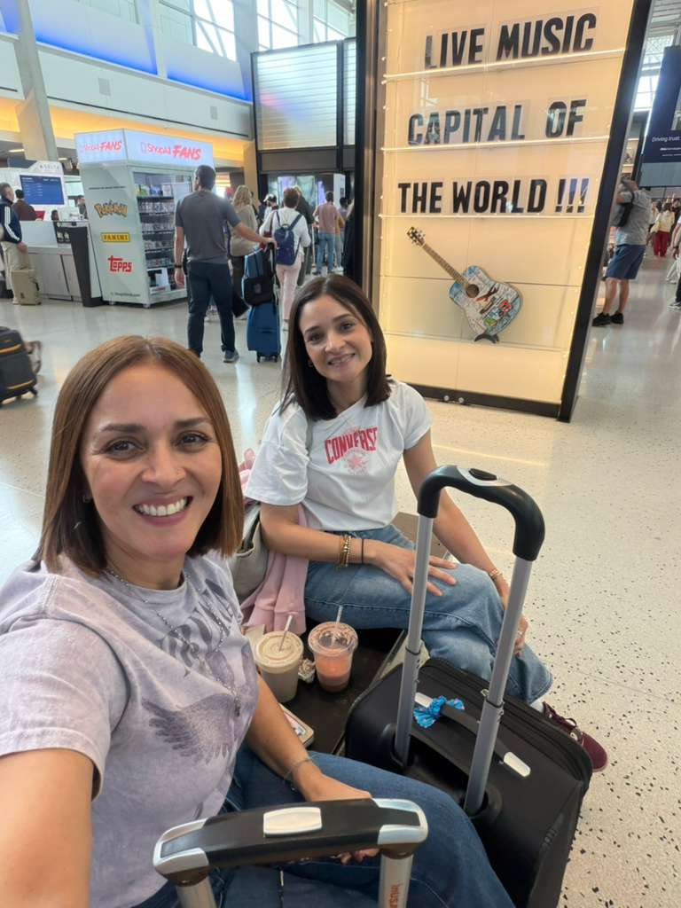 Sandra y Medeline sonríen juntas durante un viaje