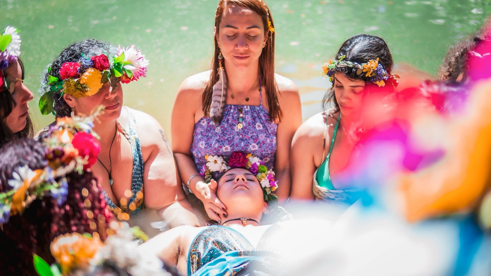 Keishla y Mariluz comparten una experiencia junto a otras mujeres